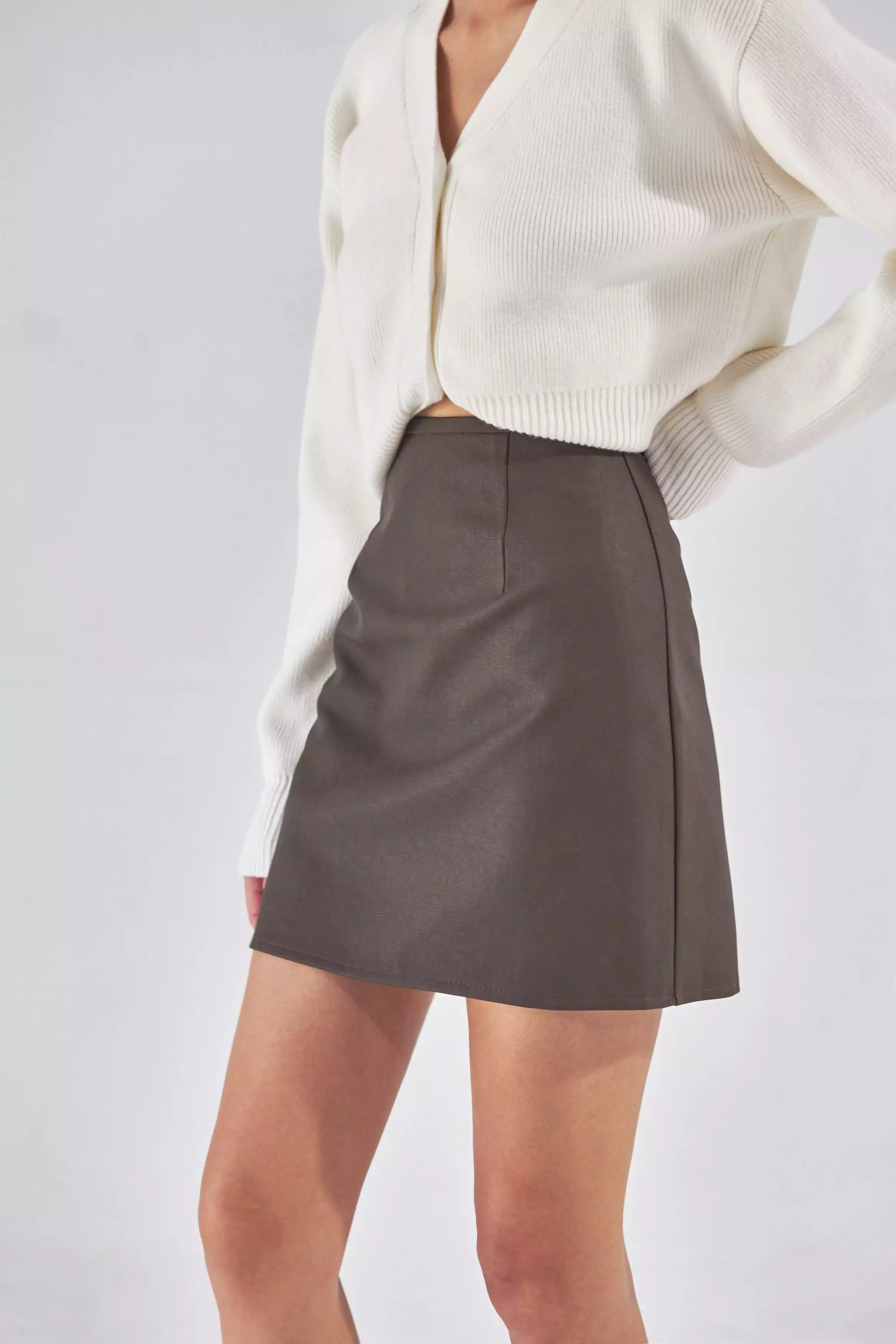 Be confident faux leather skirt in brown