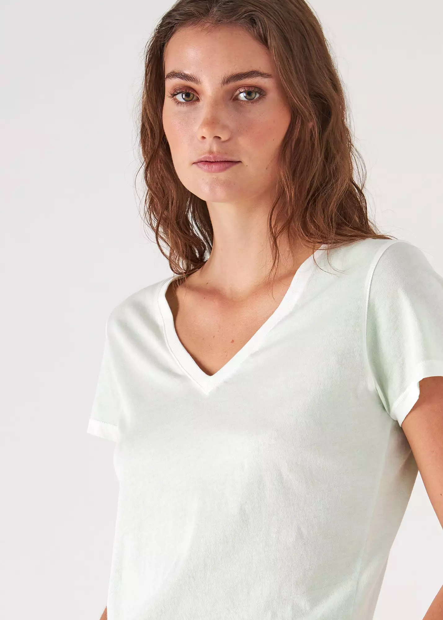 REVERSE SPRAY LIGHTWEIGHT PIMA COTTON V-NECK T-SHIRT