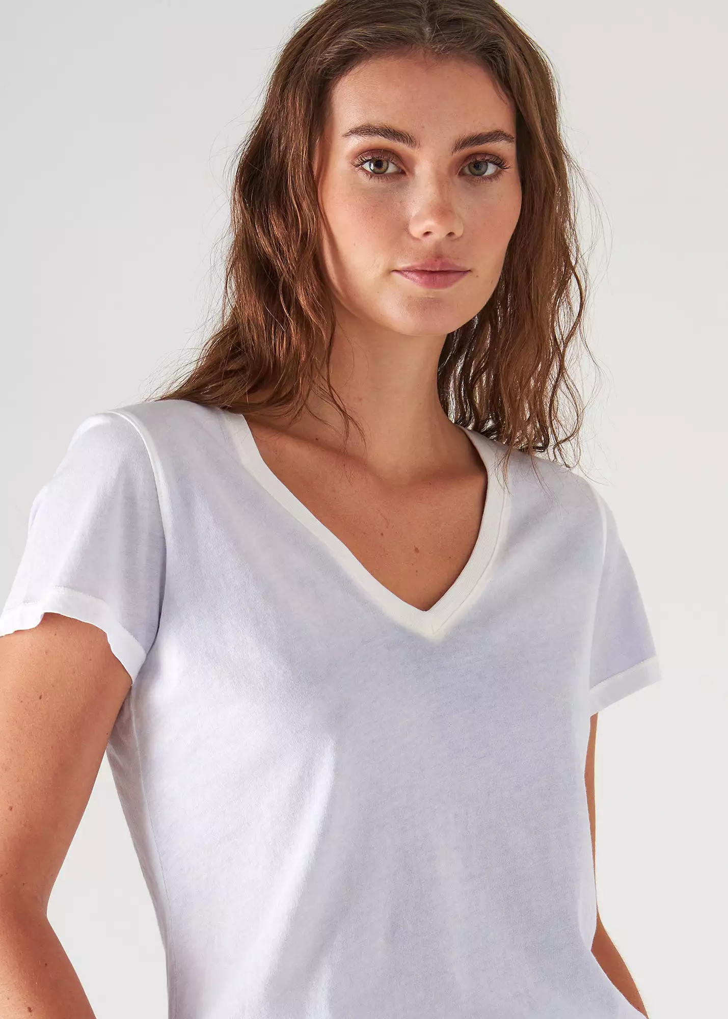 REVERSE SPRAY LIGHTWEIGHT PIMA COTTON V-NECK T-SHIRT