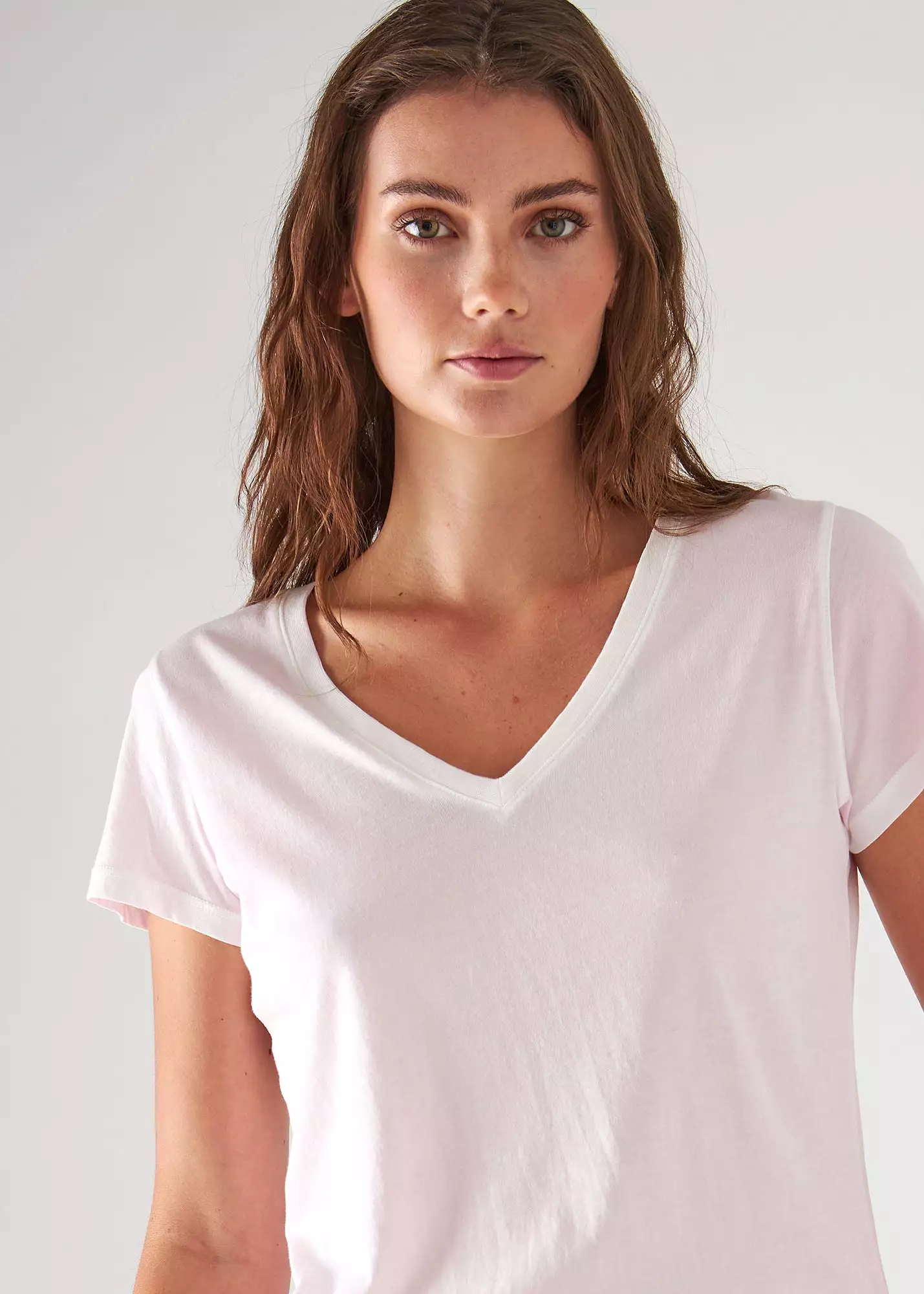 REVERSE SPRAY LIGHTWEIGHT PIMA COTTON V-NECK T-SHIRT